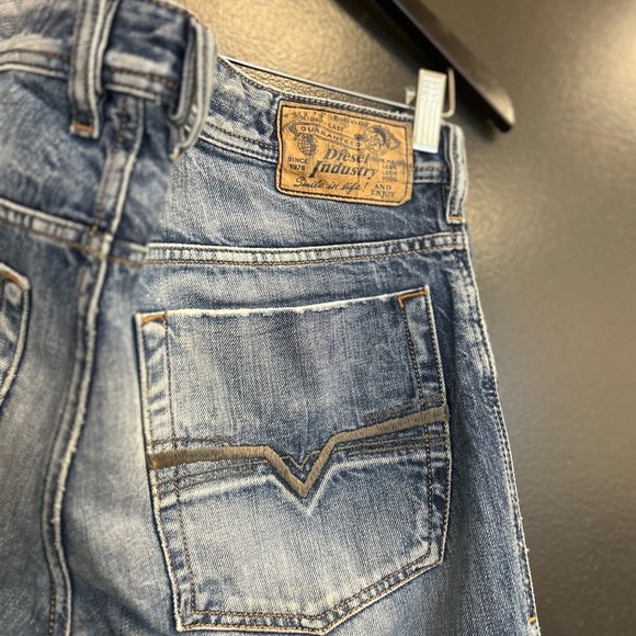 Diesel .”Zathan” size 30/34 EUC intentional
Tiny paint dots on leg- wide leg - Picture 13 of 16